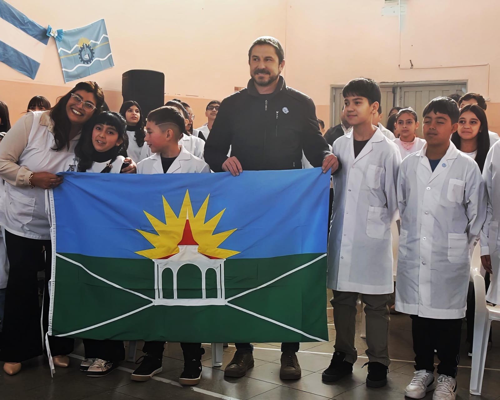 WhatsApp Image 2025-06-27 at 5.24.24 PM.jpeg Emotiva promesa de lealtad a la bandera del Chubut en la Escuela 123