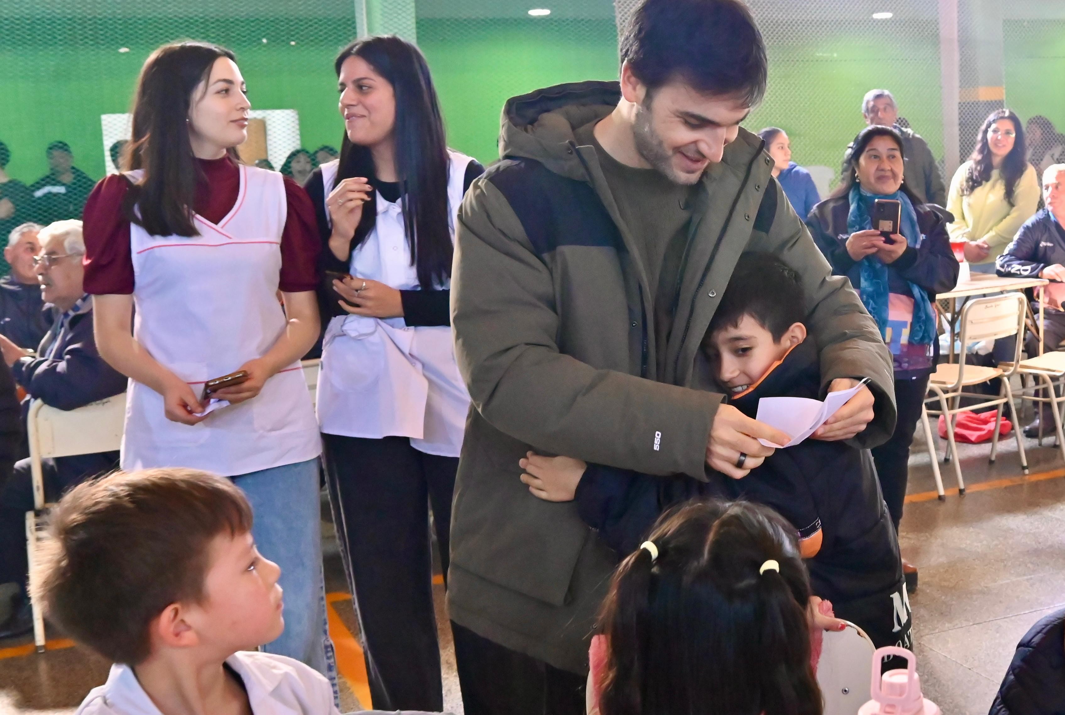 Conectividad y tecnología al servicio de la educación: Torres entregó importante equipamiento informático a escuelas de la Meseta