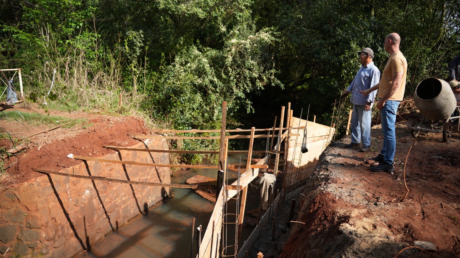 Comenzó la reconstrucción de un puente en zona de colonia de la ciudad.