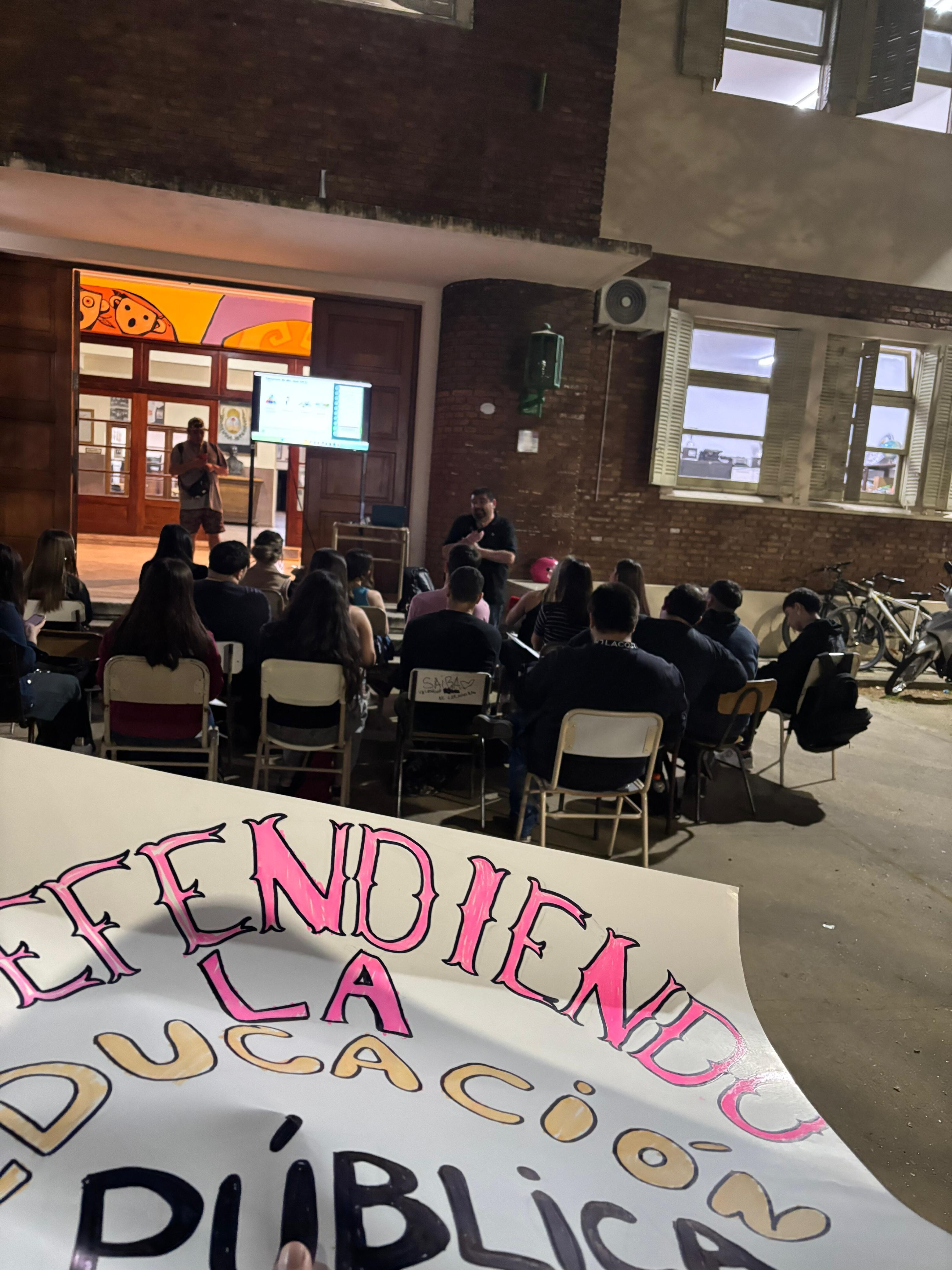 Jovenes estudiantes de Bragado se suman a la tendencia en contra de Milei