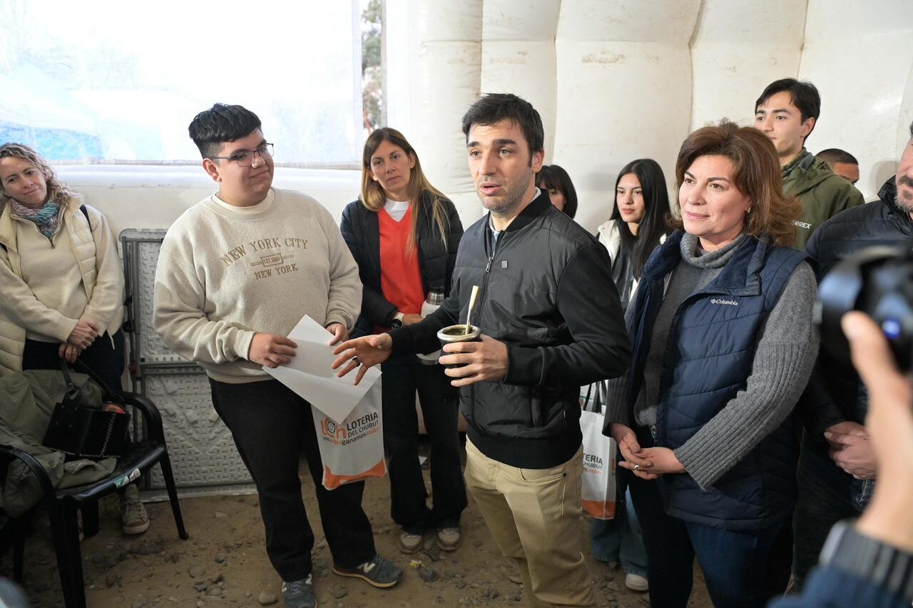 Torres destacó “el ejemplo de superación de los jóvenes de Chubut” durante la 12° Fiesta Provincial del Pingüino