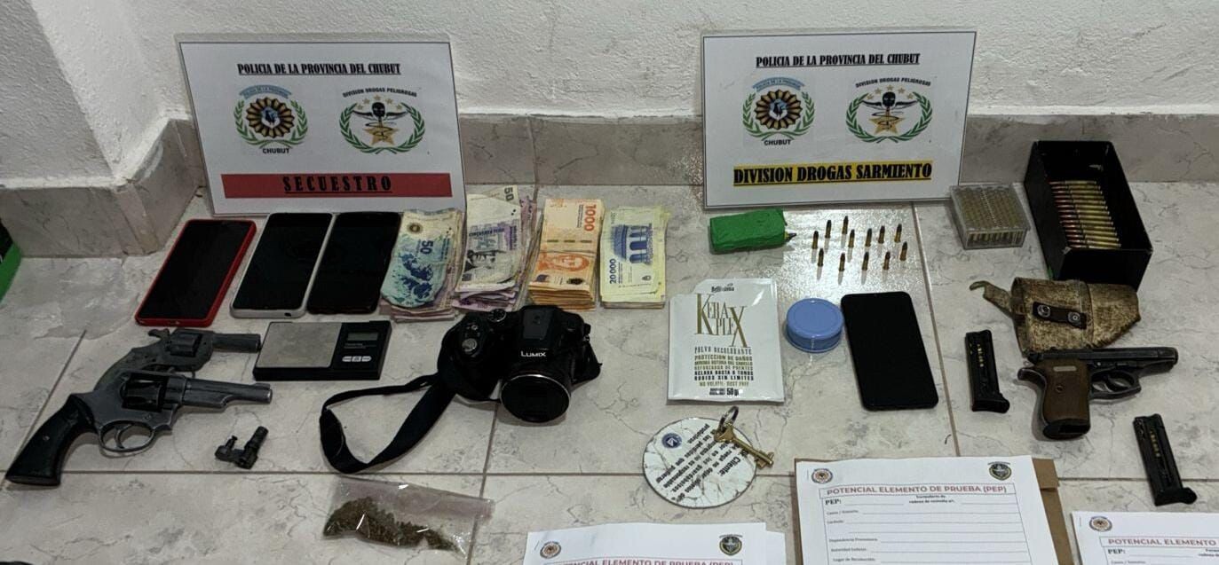 WhatsApp Image 2025-09-25 at 12.39.59 PM.jpeg La Policía del Chubut secuestró drogas, armas de fuego y dinero en efectivo durante un operativo en Sarmiento