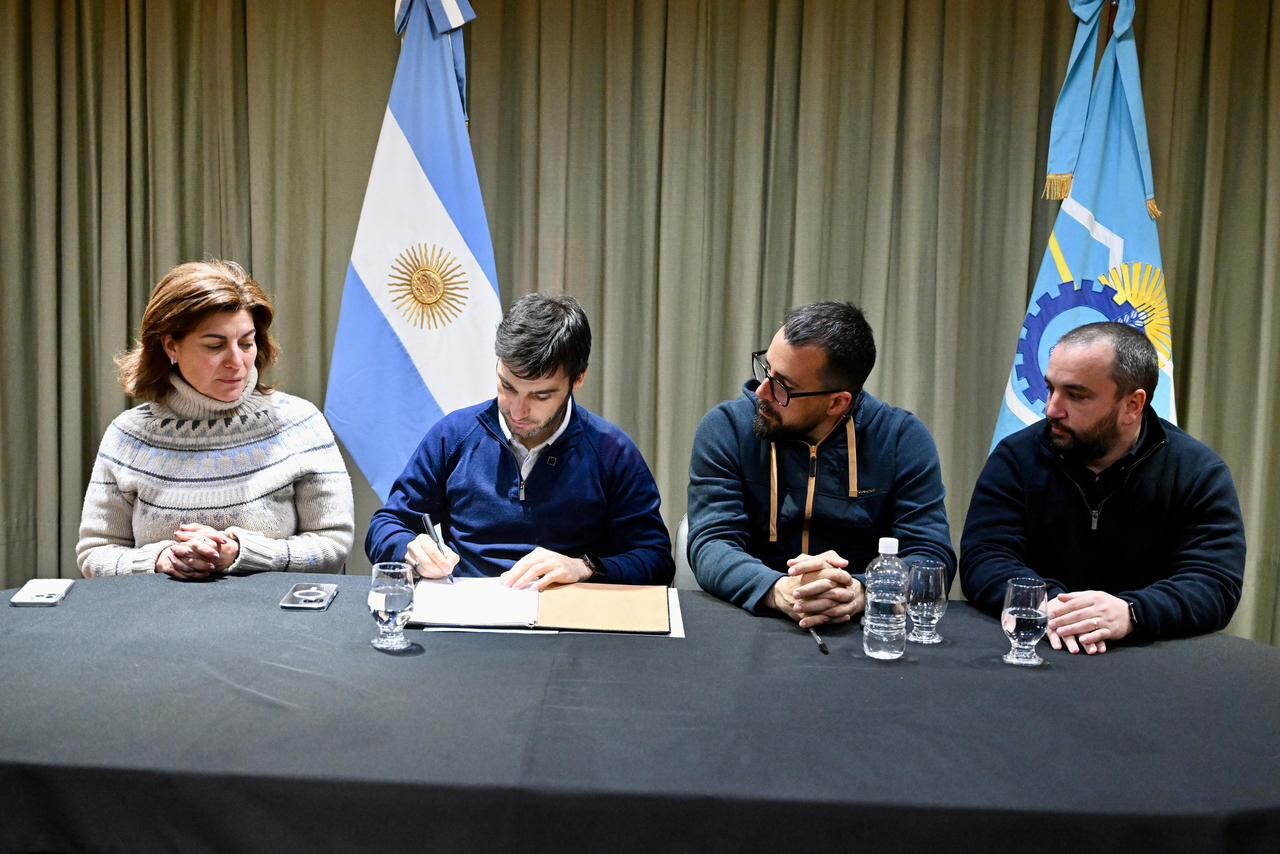 Torres encabezó la apertura de sobres para la repavimentación del tramo “Facundo – Los Tamariscos” de la Ruta 40 y firmó el inicio de obra de la Malla 632
