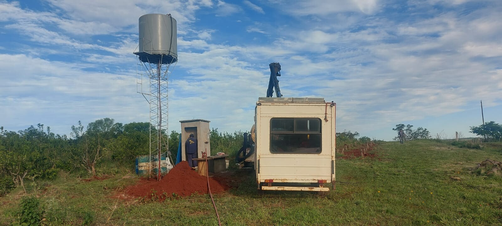 Tres Capones avanza con la instalación de una nueva bomba y tanque de agua en el Paraje Monte Hermoso