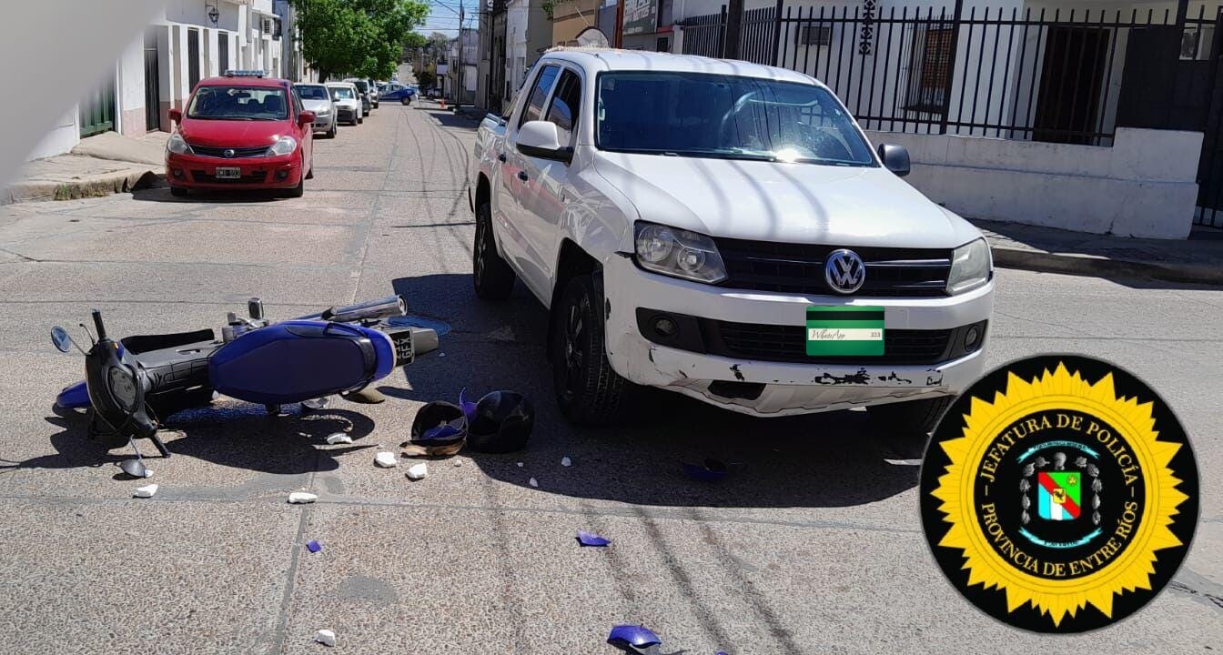 Choque entre moto y camioneta deja una mujer con lesiones leves