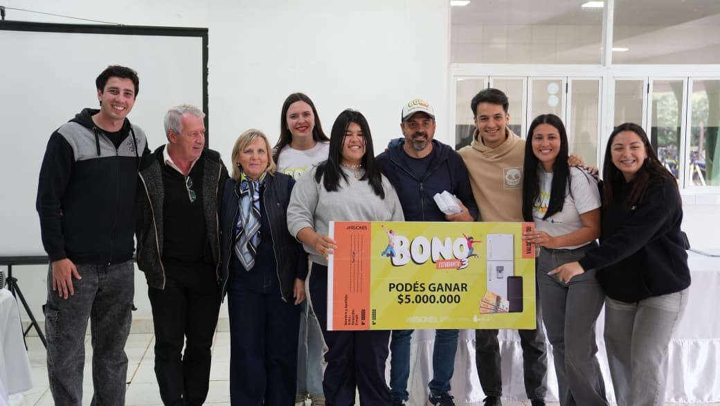 Estudiantes de la región recibieron Bono Estudiantil provincial.