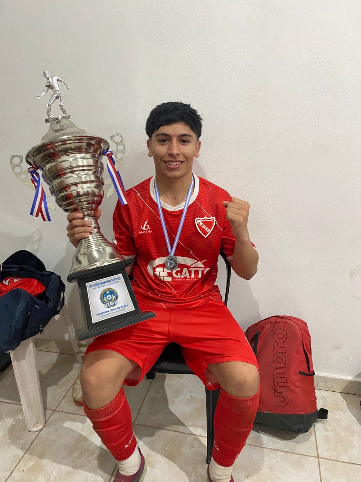 WhatsApp Image 2025-10-16 at 08.09.36.jpeg Dorense alzó la copa de campeón