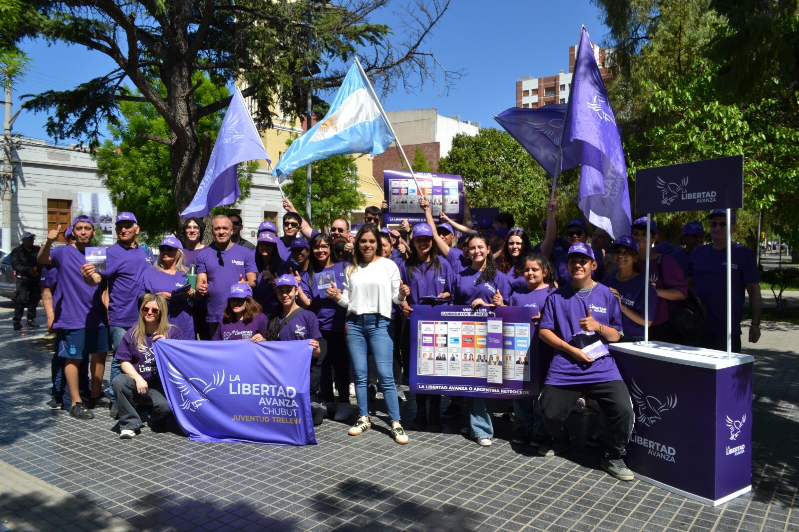 Con fuerte presencia en la calle Maira Frias consolida su candidatura en Chubut