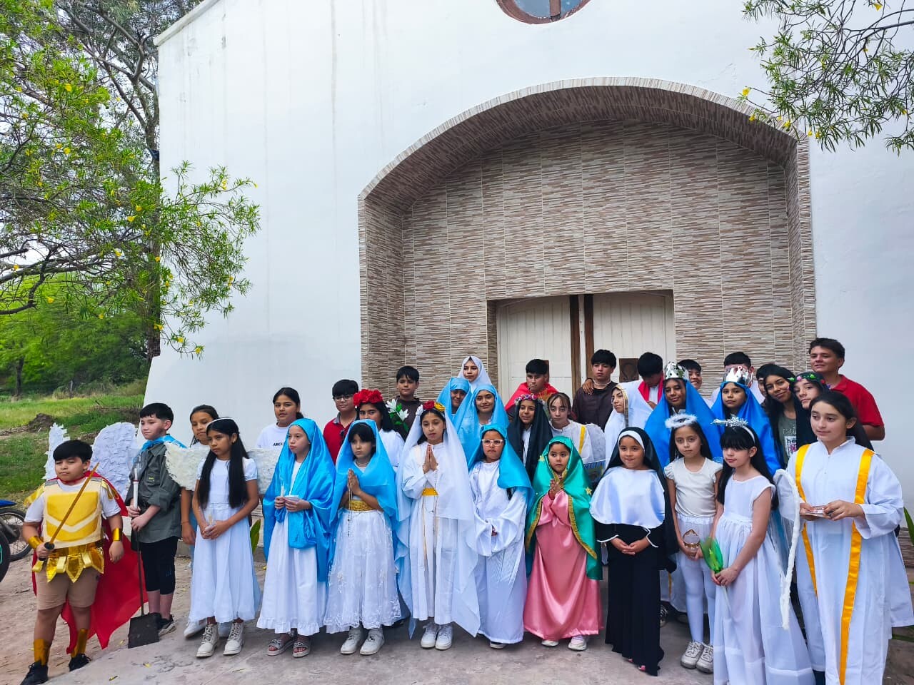 Niños celebran el día de todos los Santos