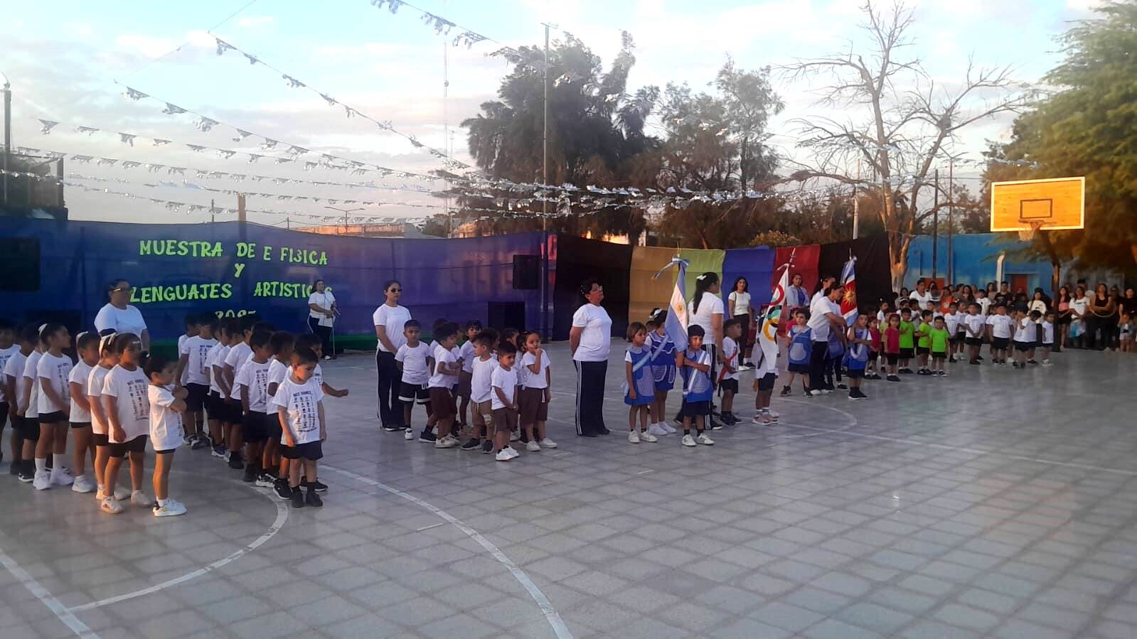 Colorida muestra en el nivel inicial