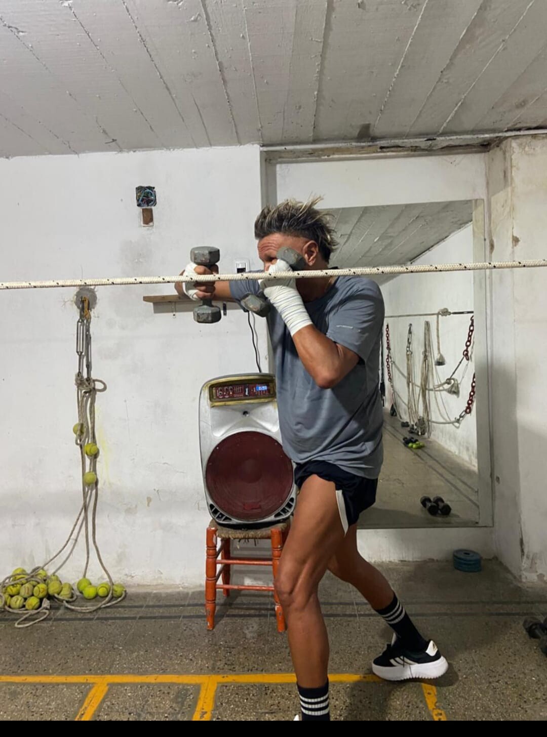 WhatsApp Image 2025-12-30 at 10.45.41.jpeg GUSTAVO CIANCIO: CUANDO EL ESTILO TAMBIÉN SE PONE LA CAMISETA SOLIDARIA