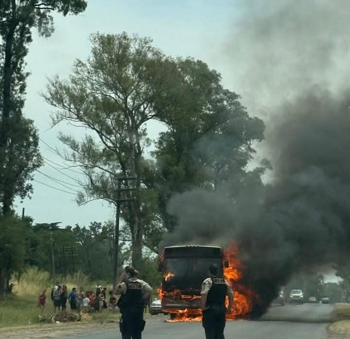 WhatsApp-Image-2026-01-01-at-19.10.21.jpeg Milagro en el primer día del año: Se prendió fuego un colectivo de la empresa La Perlita con 40 pasajeros