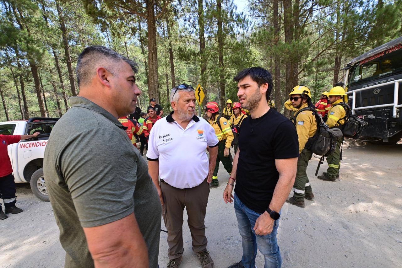 Torres se hizo presente en Puerto Patriada, donde se registra un incendio activo, y supervisó en terreno las tareas de combate y evacuación