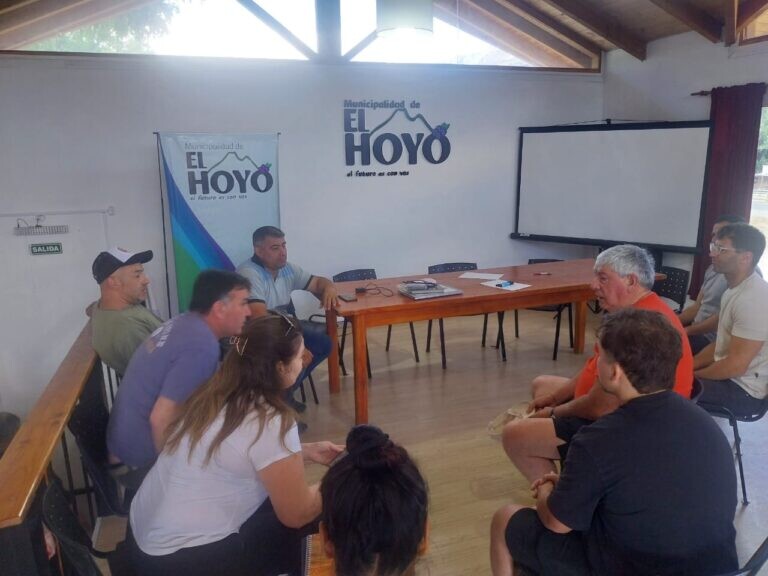 Cortés se reunió con autoridades de Chubut para coordinar apoyo ante los incendios en El Hoyo y Epuyén
