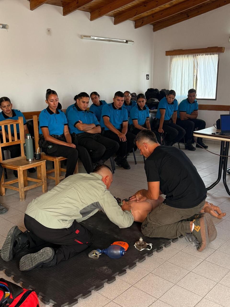 Guardavidas y docentes del CFP N° 650 capacitaron al personal policial para fortalecer la respuesta ante emergencias en la villa balnearia