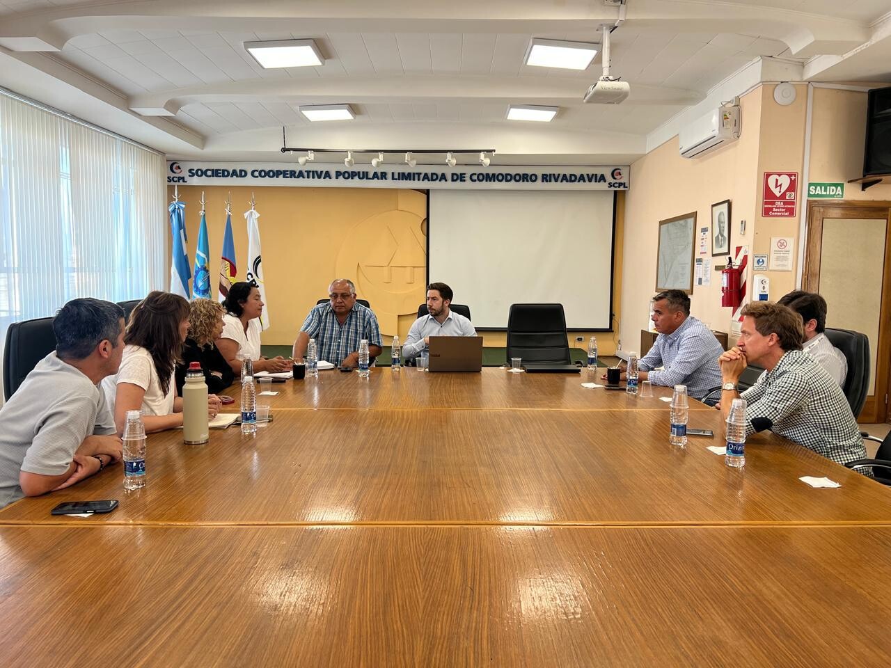 Concejales de Arriba Chubut se reunieron con la SCPL y gestionaron medidas de alivio para vecinos afectados por el desplazamiento del cerro Hermitte