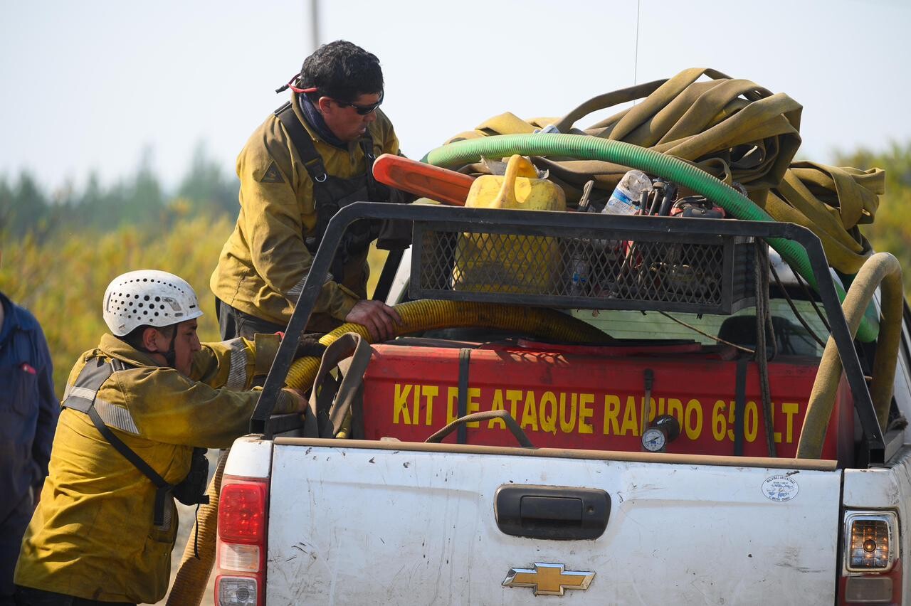 Provincia sigue reforzando el combate de los incendios en la cordillera