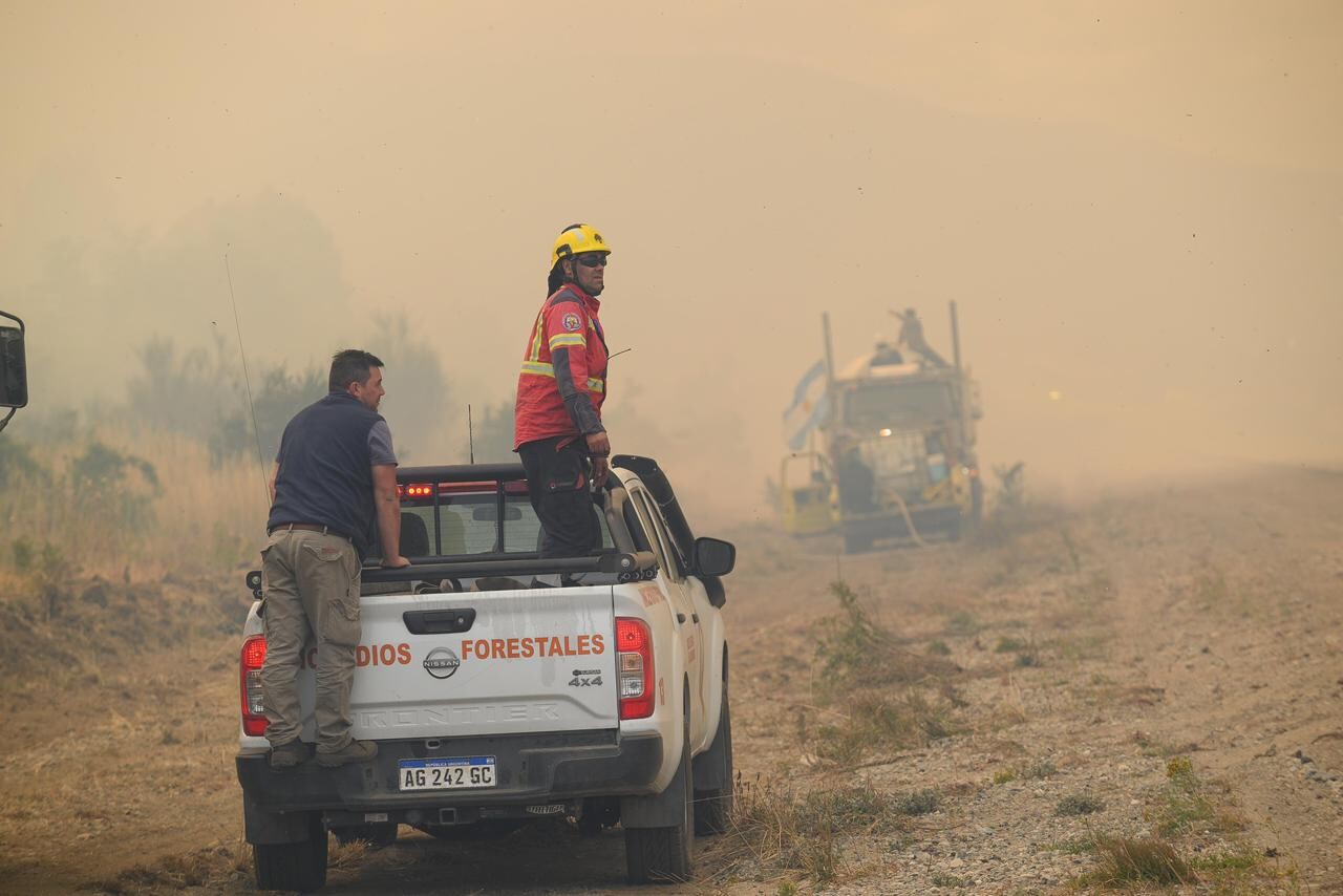 Provincia mantiene un amplio despliegue con cientos de brigadistas y recursos operativos para controlar los incendios forestales en la Cordillera