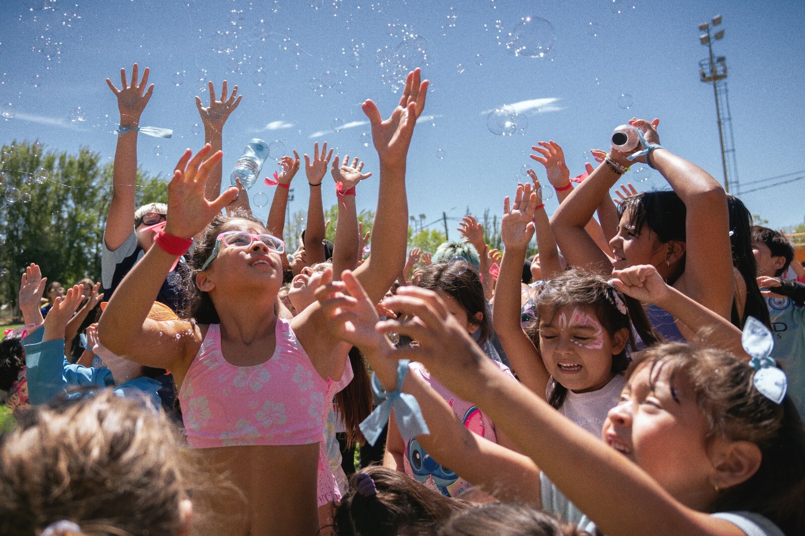 Mas de 200 niños y niñas disfrutaron del cierre de la colonia municipal de vacaciones de verano en Rawson