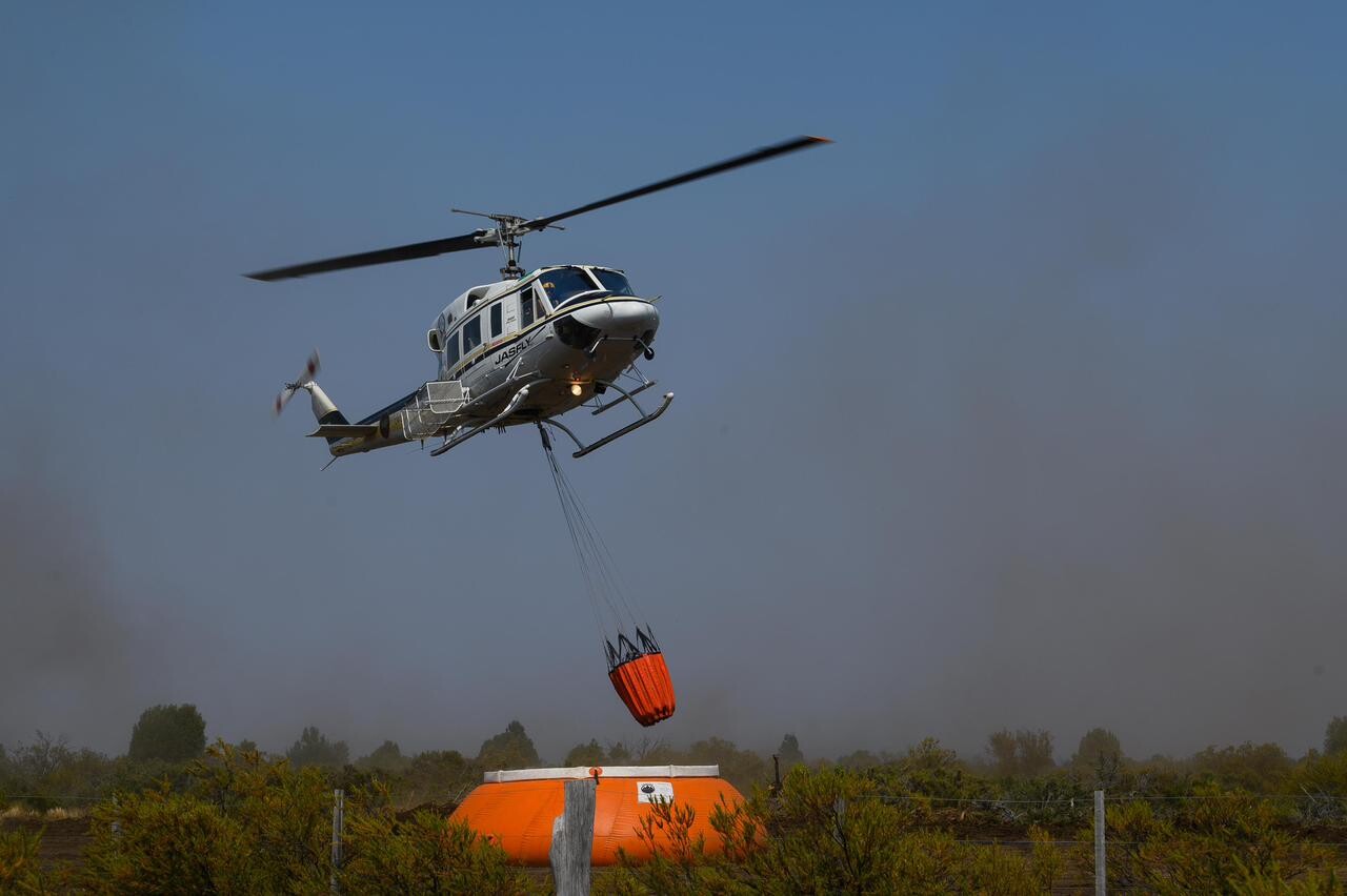 Continúa el operativo con medios aéreos y cientos de brigadistas para combatir los incendios forestales en la Cordillera