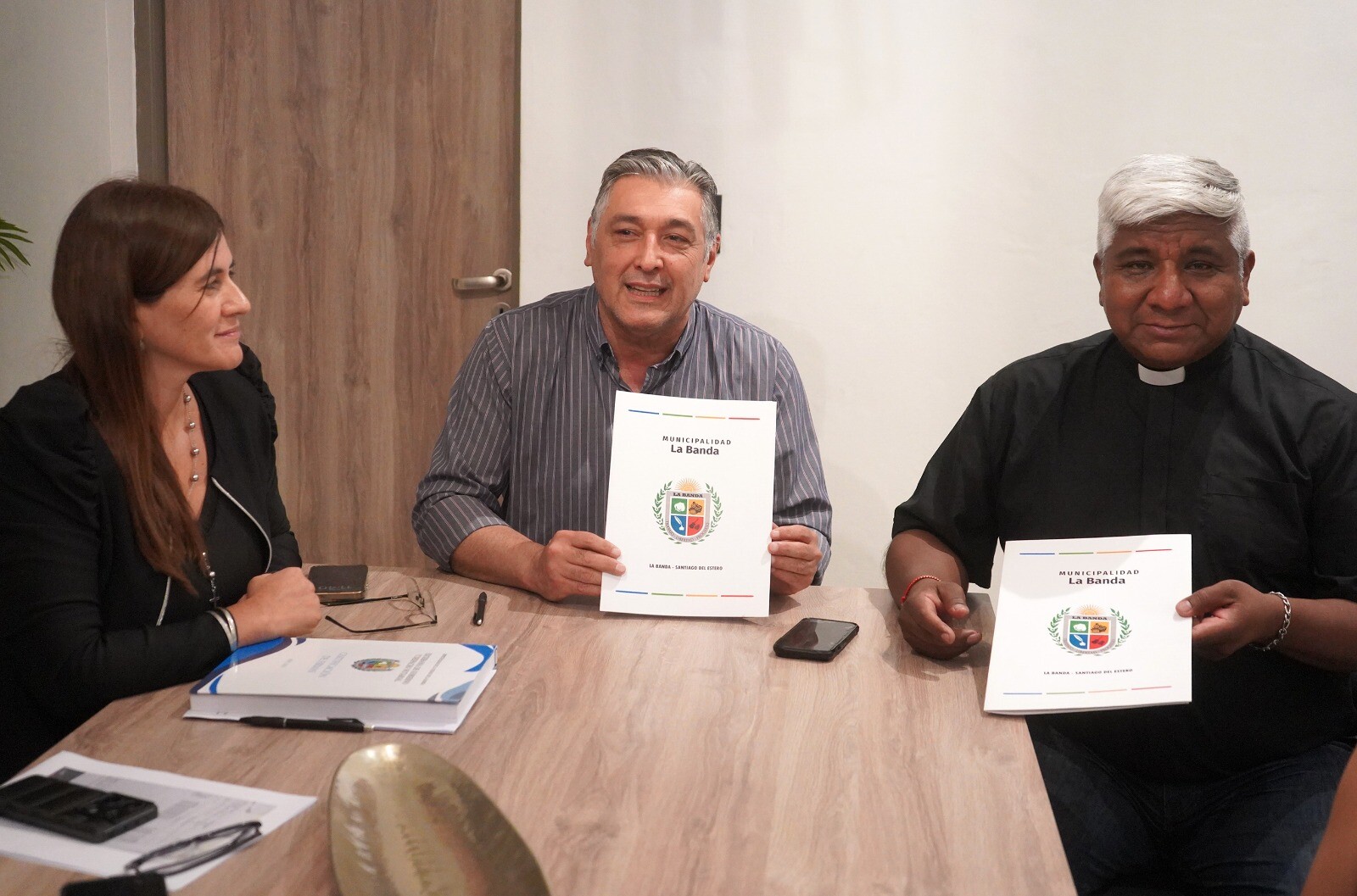 Nediani firmó un acuerdo para iniciar un proyecto de contención y recuperación de adicciones en el B° Sarmiento Nediani firmó un acuerdo para iniciar un proyecto de contención y recuperación de adicciones en el B° Sarmiento