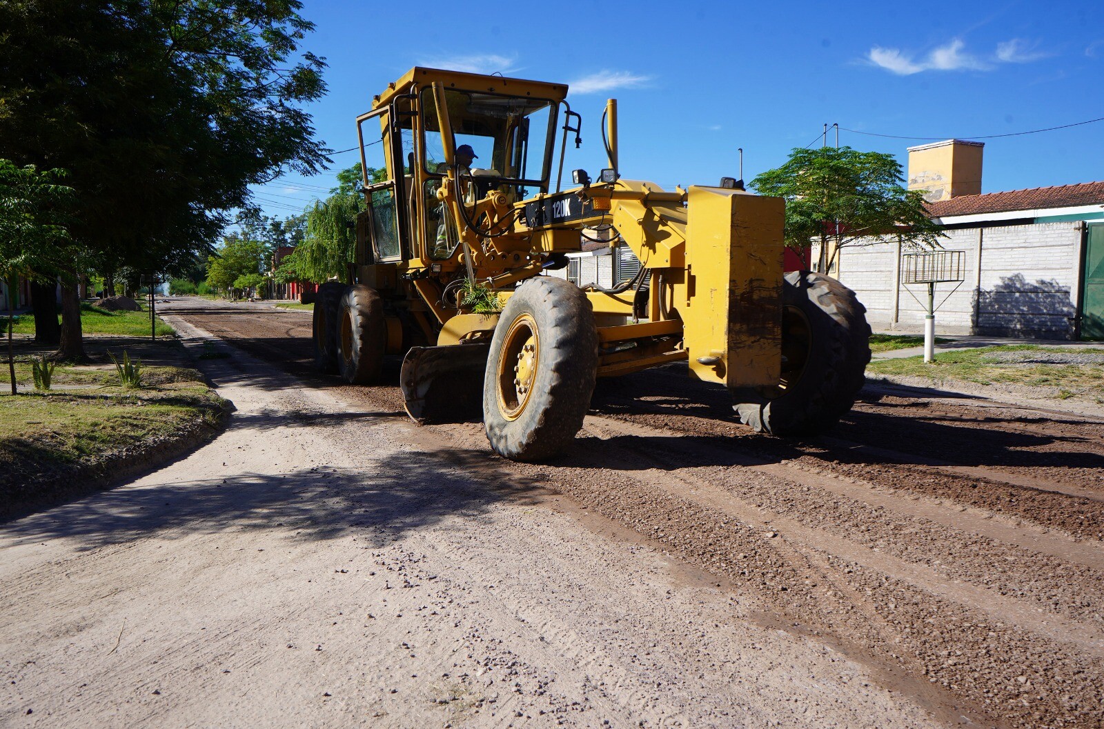 WhatsApp Image 2026-02-24 at 12.28.17.jpeg El Municipio optimiza la transitabilidad en los barrios con tareas de perfilado de calles