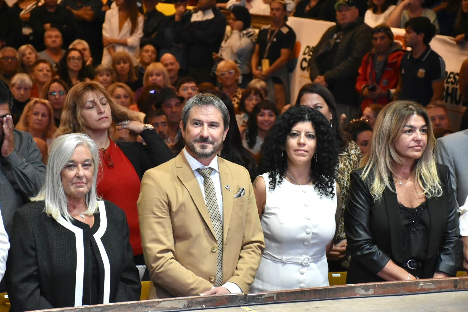 Con un teatro colmado y gran acompañamiento, el intendente Merino abrió las sesiones ordinarias del Concejo Deliberante de Trelew