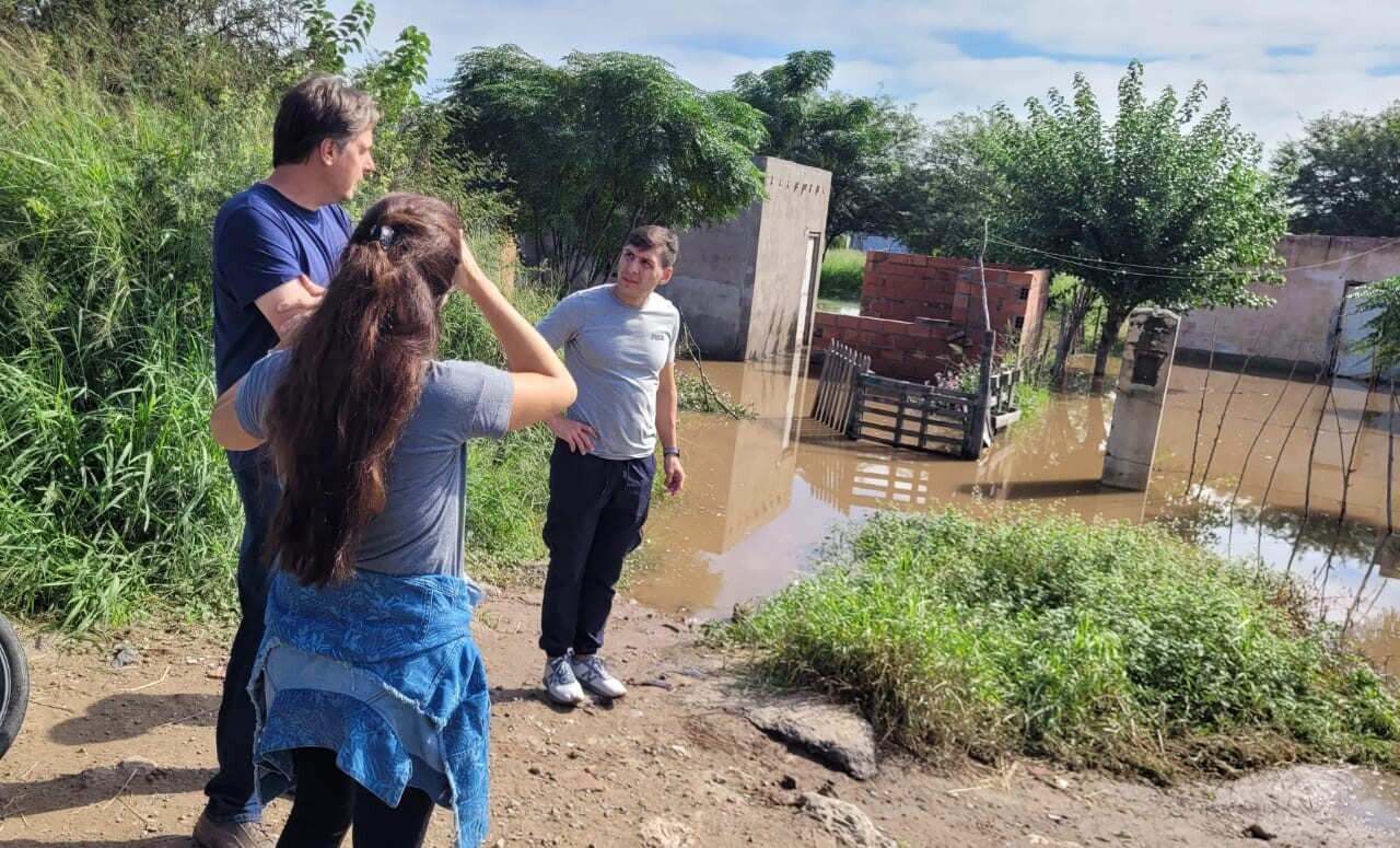 El municipio bandeño intensifica los trabajos de asistencia social y sanitaria afectados por la crecida del Río Dulce