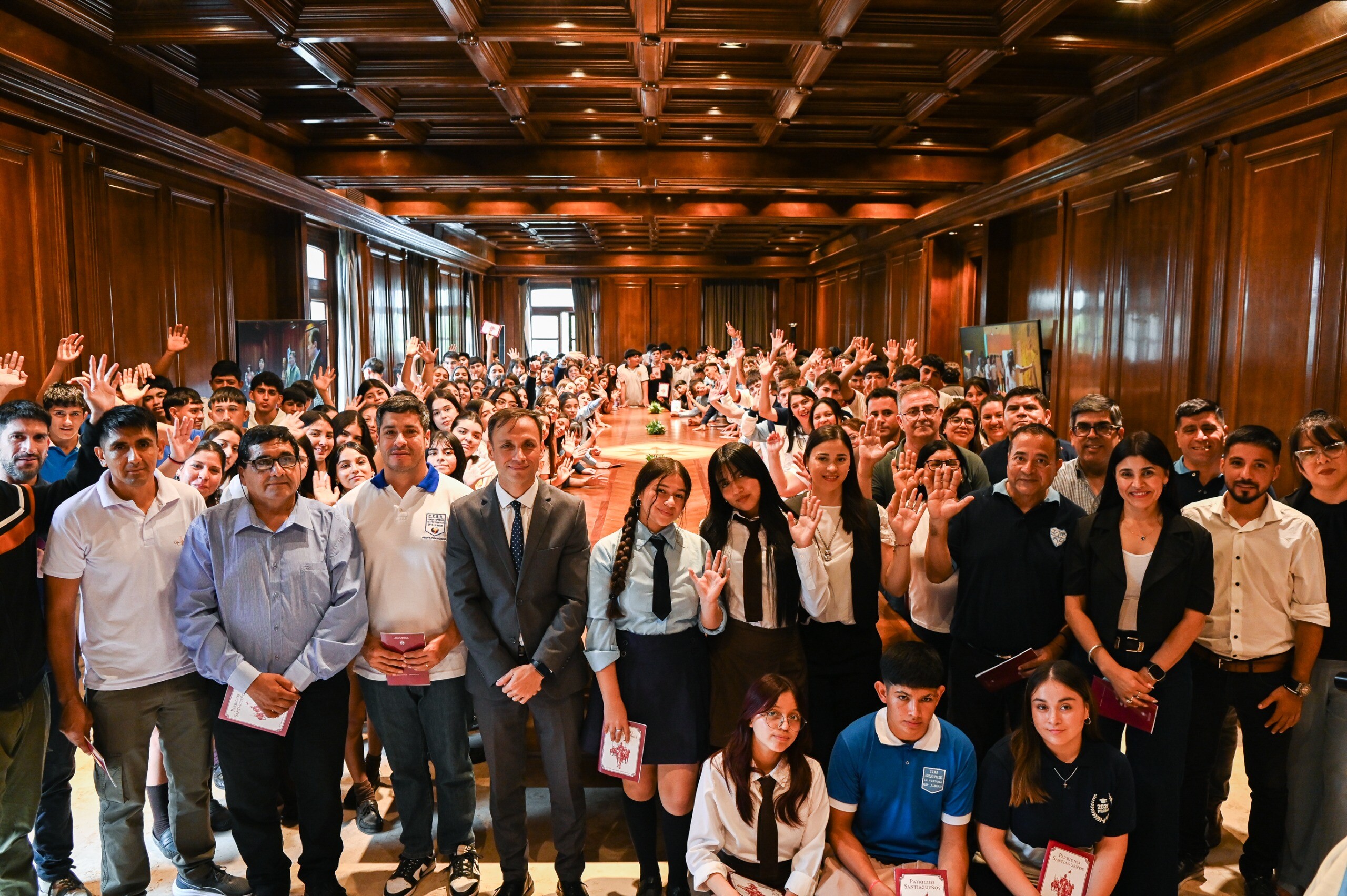 MÁS DE 540 ESTUDIANTES SECUNDARIOS DE SIETE DEPARTAMENTOS FUERON RECIBIDOS EN CASA DE GOBIERNO