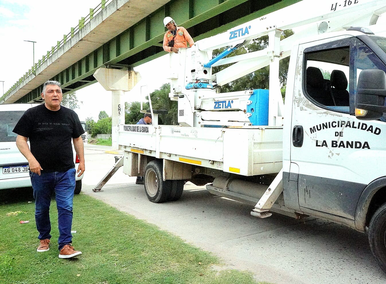 Avanzan los trabajos de reposición de luminarias y desmalezamiento en la Av. Del Libertador