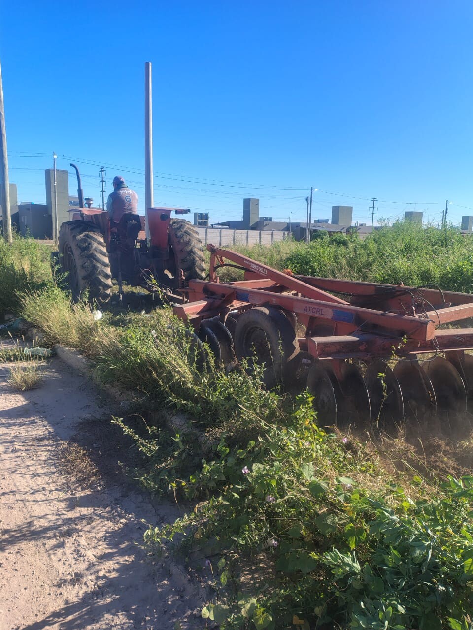 El barrio Mama Antula fue escenario de un importante operativo de desmalezamiento y limpieza