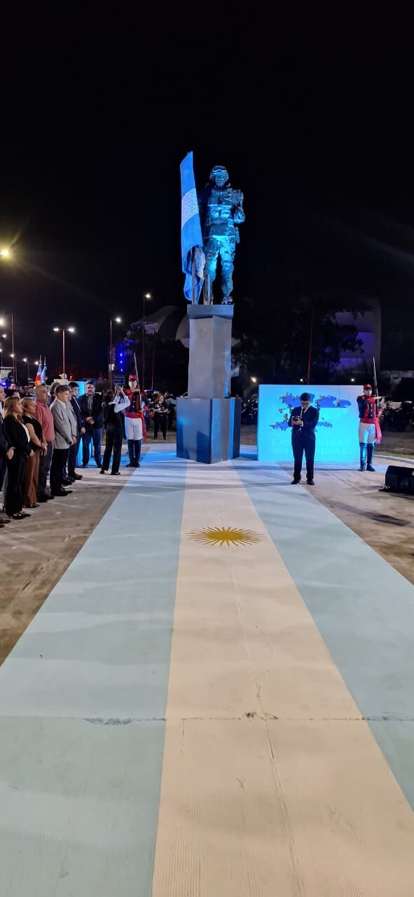 EL VICEGOBERNADOR ENCABEZÓ LA VIGILIA EN HOMENAJE A LOS VETERANOS Y CAÍDOS EN MALVINAS