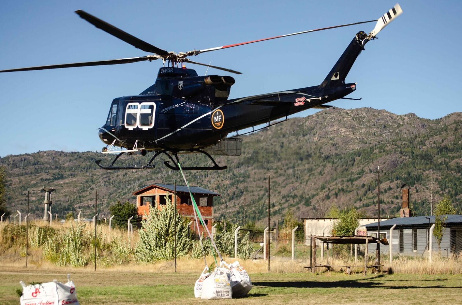 Hito en la restauración de bosque nativo: Chubut concretó el primer operativo aéreo de transporte masivo de plantines