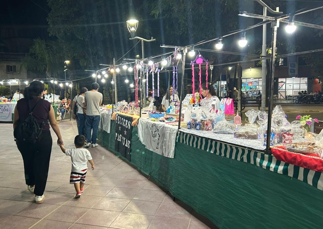 Con gran convocatoria se realizó la Feria Especial de Pascuas en Plaza Belgrano