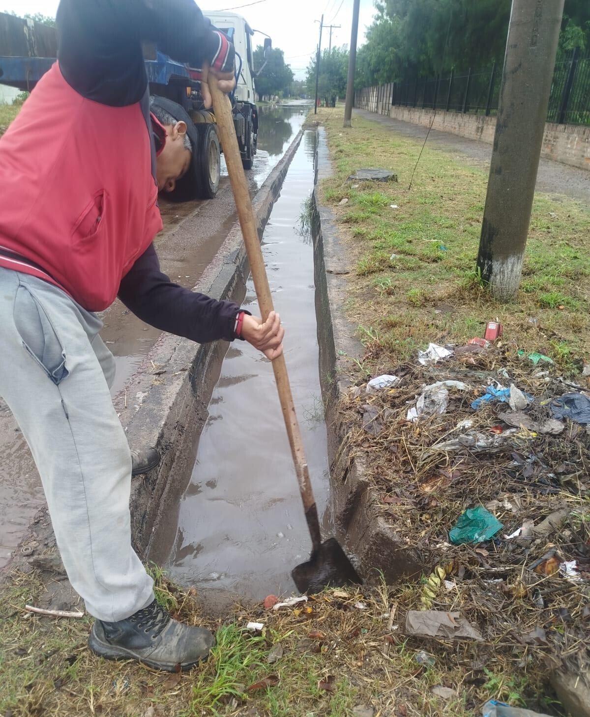 Se amplía la limpieza de desagües pluviales y se solicita a los vecinos no arrojar basura