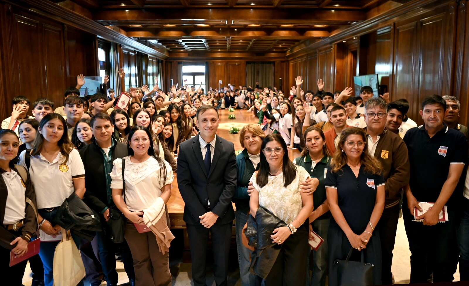ESTUDIANTES DE ALBERDI, IBARRA, MORENO Y GUASAYÁN VISITARON CASA DE GOBIERNO