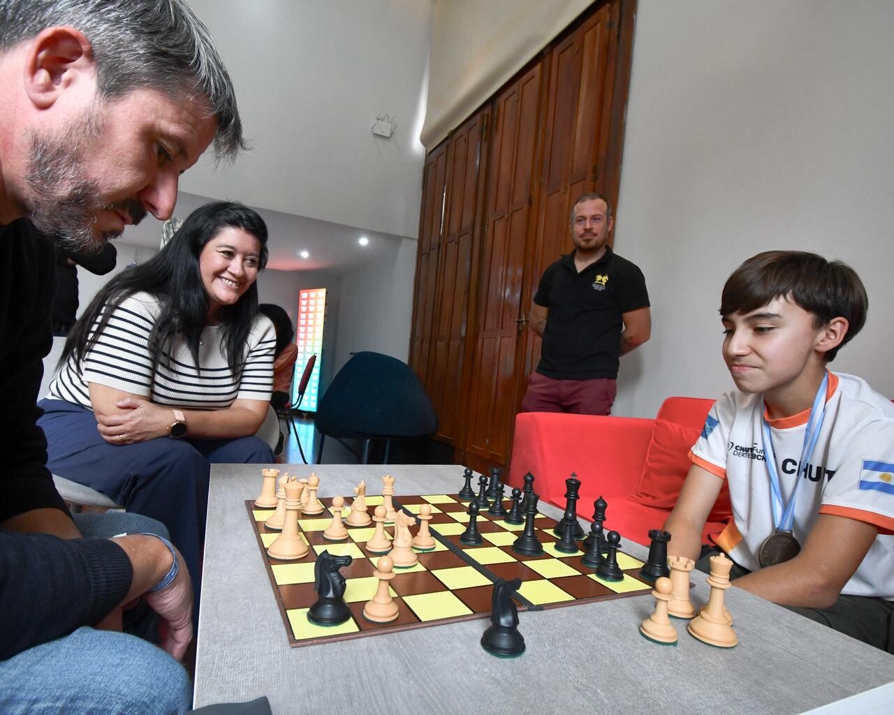 Merino recibió al reciente campeón argentino de ajedrez Alfonso Uzcudún