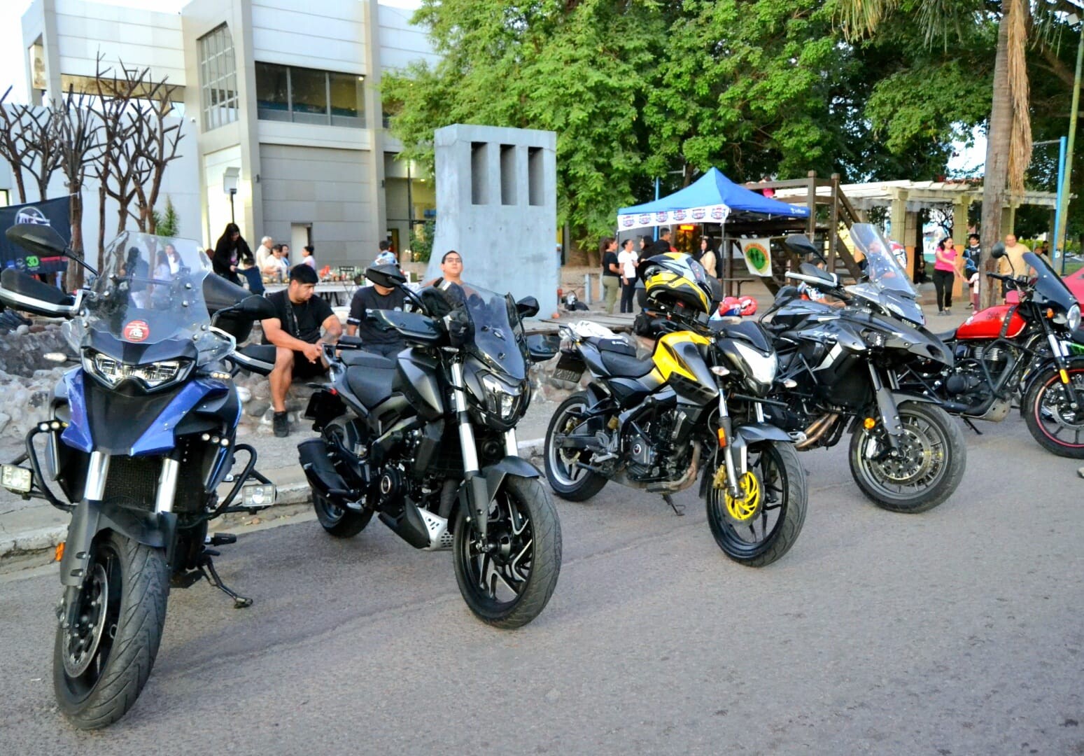 La Banda vibró con un encuentro de autos clásicos y motos multimarca