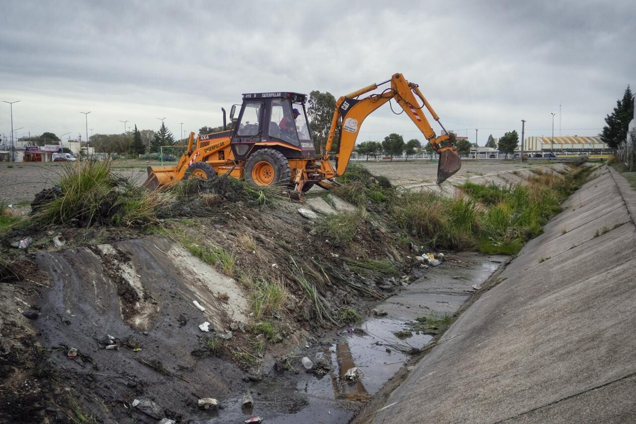 La Municipalidad de Rawson mantiene operativos de limpieza sw pluviales para prevenir anegamiento