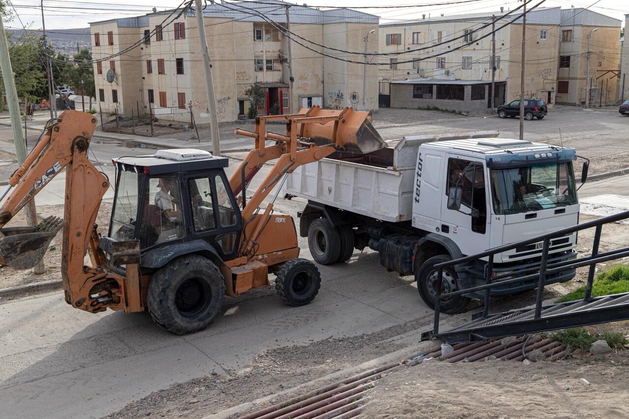 Se intensifican los trabajos de saneamiento en canales pluviales de la ciudad