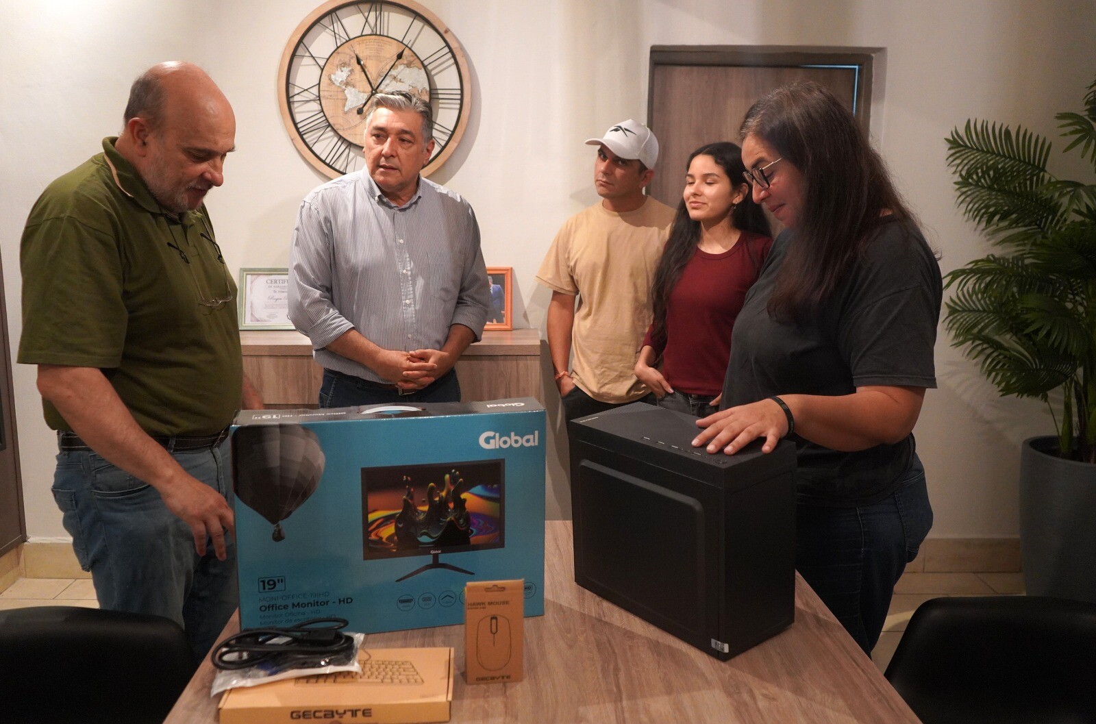 El municipio entregó equipamiento informático a la Biblioteca Juan Bautista Alberdi