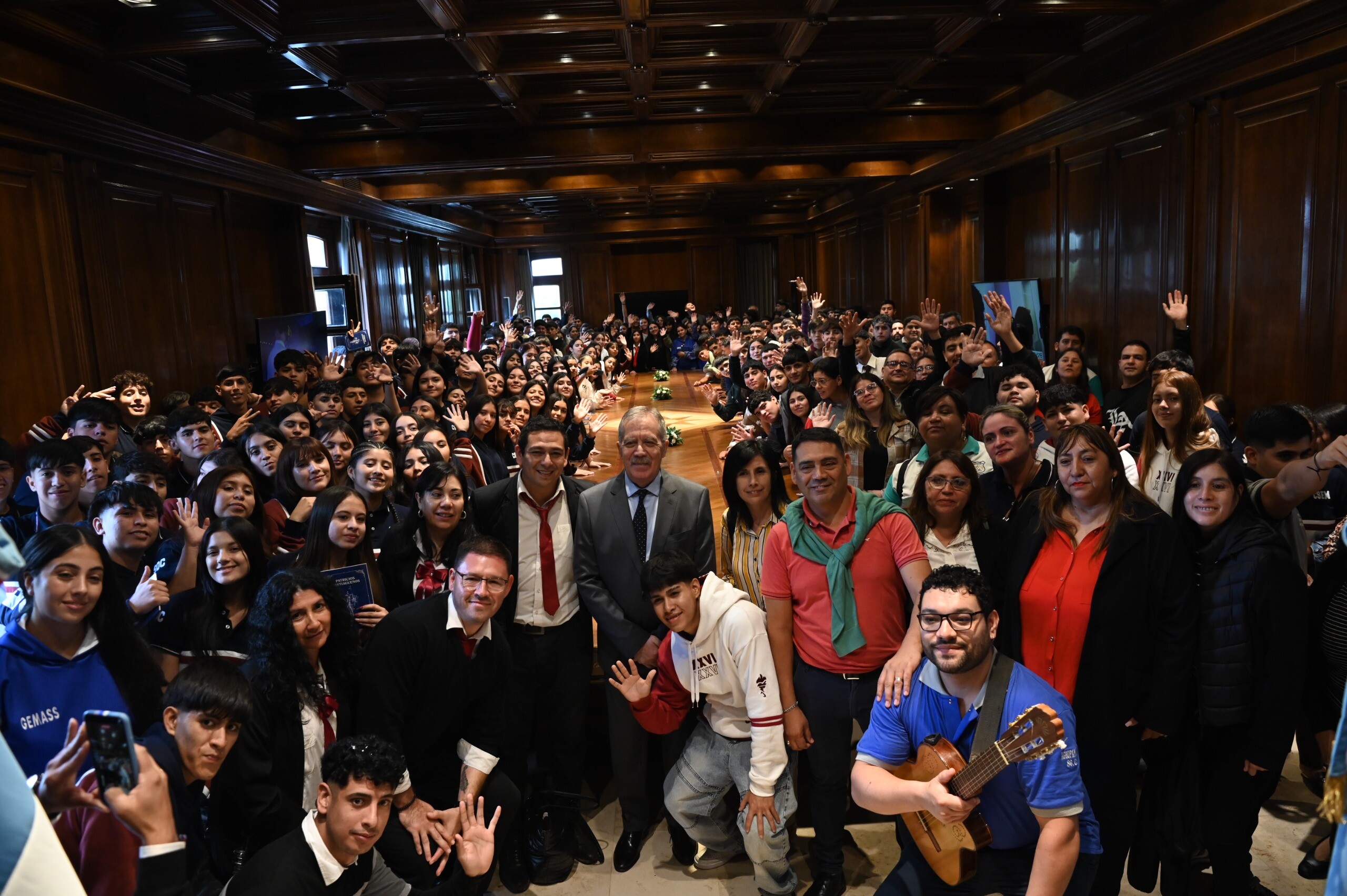 ESTUDIANTES DE NUEVE DEPARTAMENTOS FUERON RECIBIDOS POR EL GOBERNADOR EN CASA DE GOBIERNO