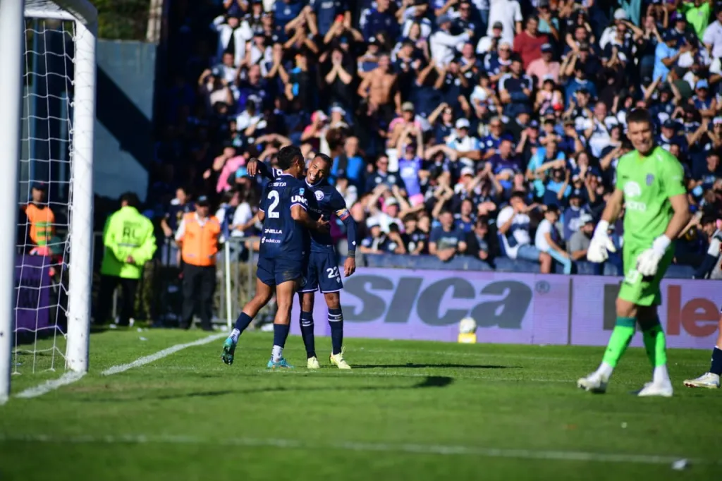 Independiente Rivadavia aplastó a Gimnasia por 5 a 1.