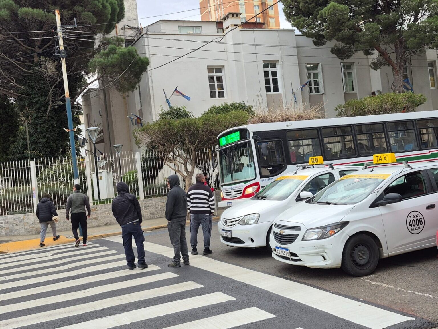 Taxistas se movilizan al Municipio para exponer la problemática del sector