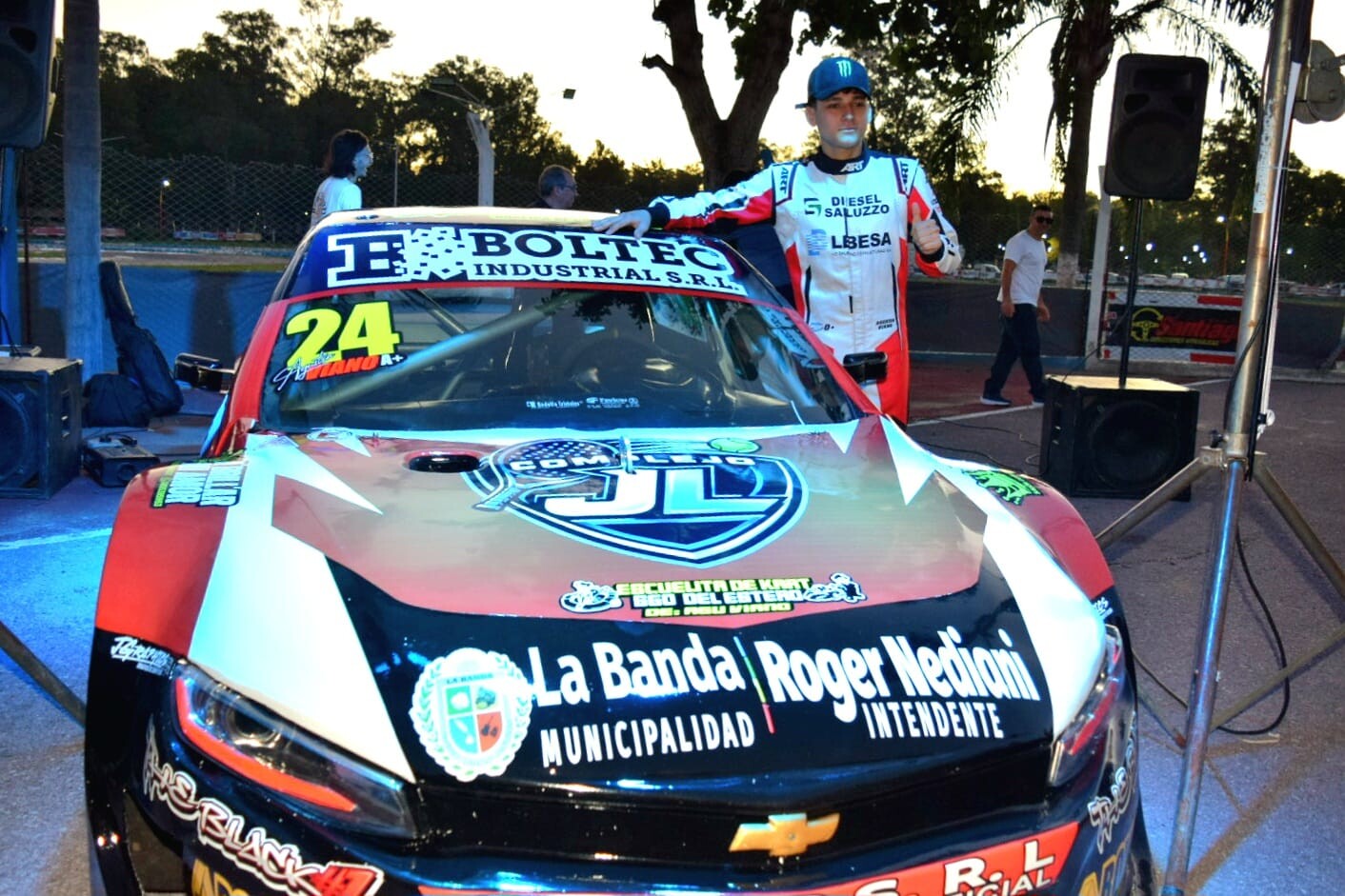 El municipio acompaña a un piloto bandeño que continúa avanzando en su carrera automovilística