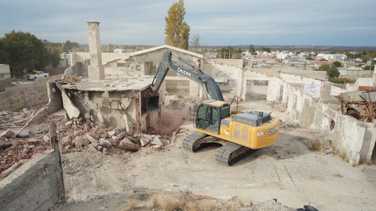 Fin a un histórico foco de inseguridad: Provincia inició la demolición de la calera de Trelew