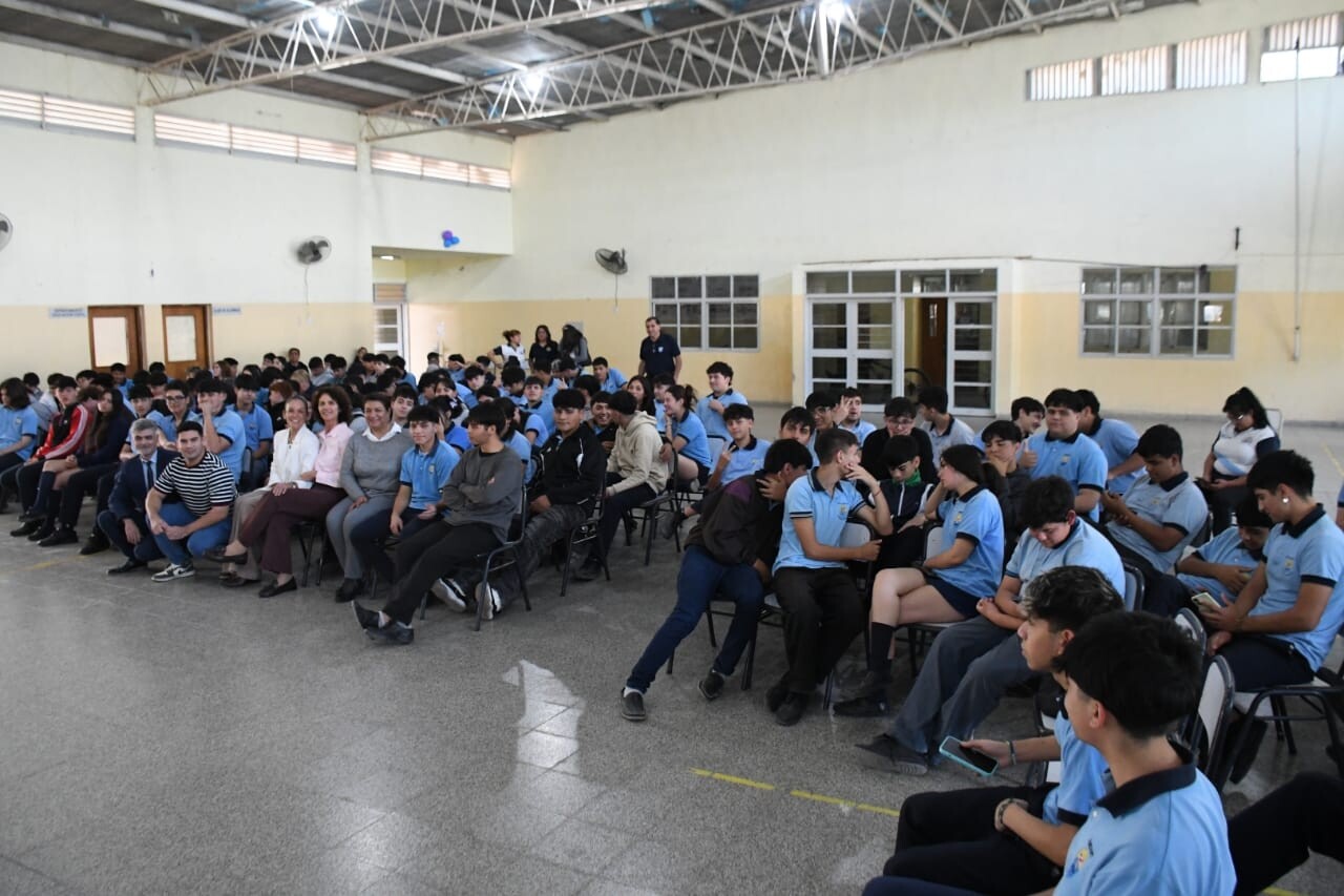 SE DICTÓ EN LAS TERMAS UN TALLER SOBRE LOS RIESGOS DEL USO DE TECNOLOGÍAS Y REDES SOCIALES