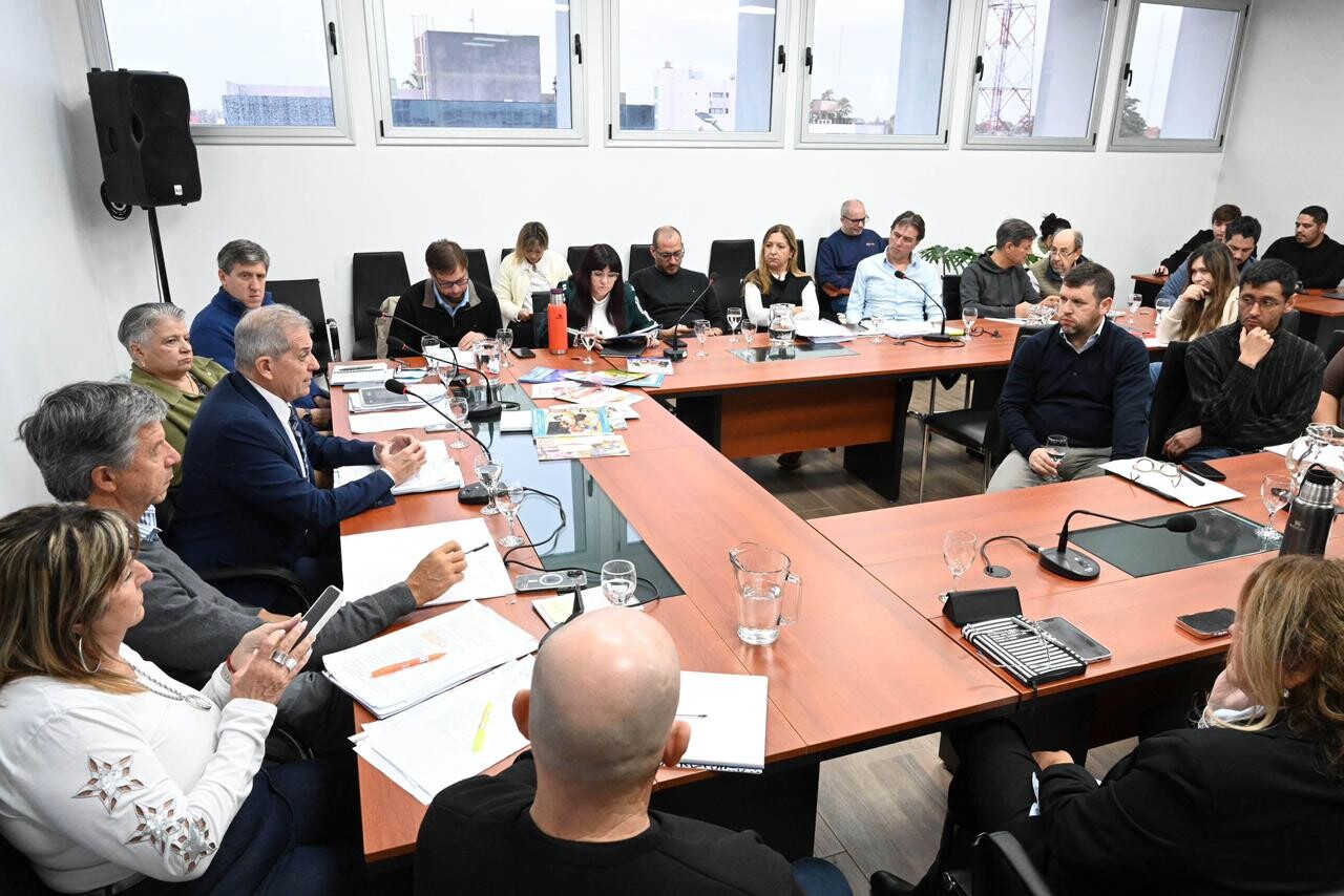 El ministro de Educación de la Provincia presentó en la Legislatura un balance de gestión y avances en materia educativa