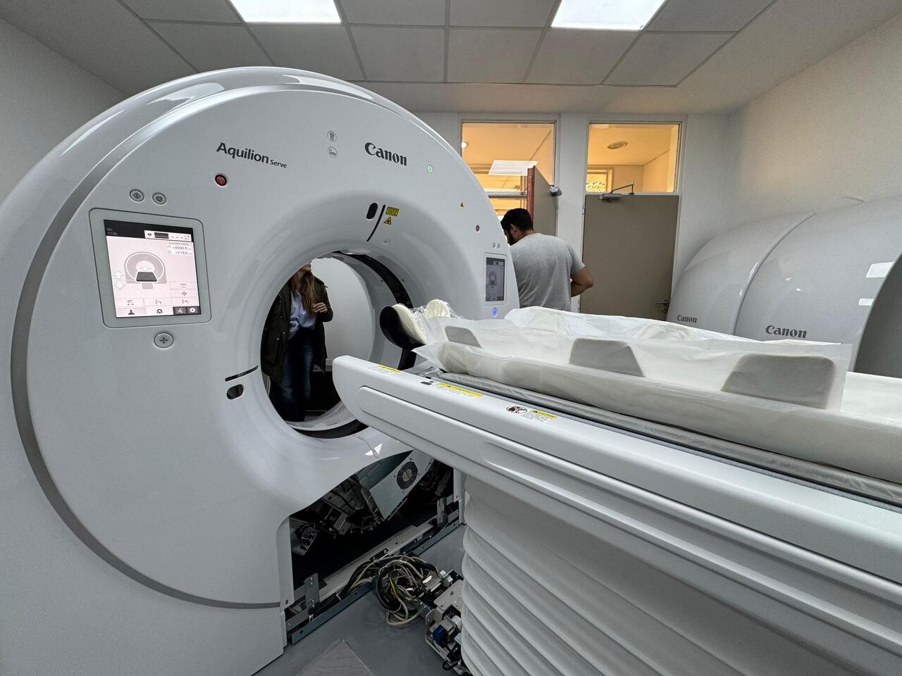 Llegó el nuevo tomógrafo al Hospital de Alta Complejidad «María Humphreys» y en los próximos días estará operativo