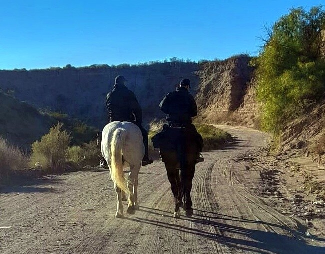La Policía Montada de San Rafael localizó a un hombre perdido en zona rural tras un operativo de rastrillaje